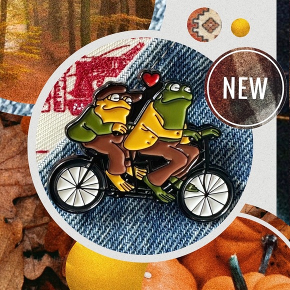 Frog and Toad Enamel Pin - The Lovers - Picture 1 of 5